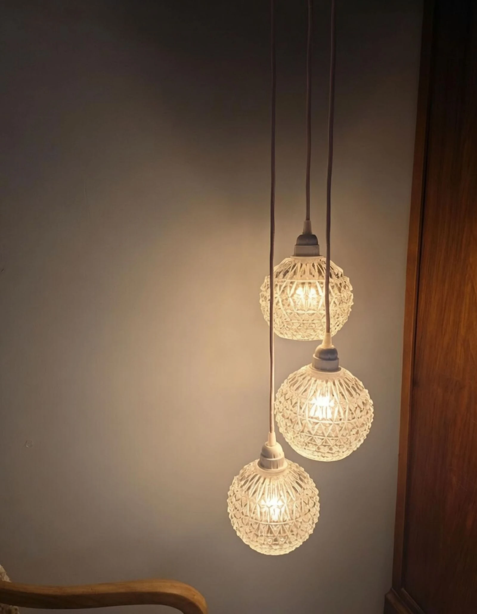 Suspensión cascade tres globos en vidrio cincelado vintage hilo rosa y elementos eléctricos blancos – photo 7